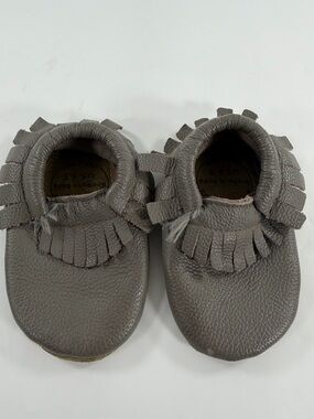 BirdRock‎ Baby Gray Leather Fringe Moccasins Soft Sole Crib Shoes US 6.5